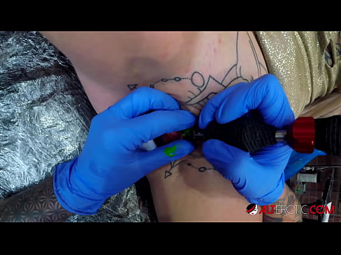 ❤️ Tsis tshua muaj tattooed hottie Sully Savage tau txais tattoo ntawm nws clitoris ❌ Fucking video ntawm peb hmn.teatroporno.ru% ib